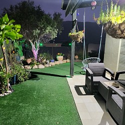 מבט לחצר בלילה יציאה מהחדר